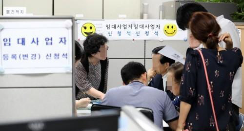 서울 지역의 주택 신규 임대사업자가 한달 새 11% 감소한 것으로 나타났다. 서울 마포구청의 임대사업자 등록 신청석 모습.<연합뉴스>